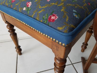 null Walnut stool XIXth century, covered with a tapestry with small points. 49 x...