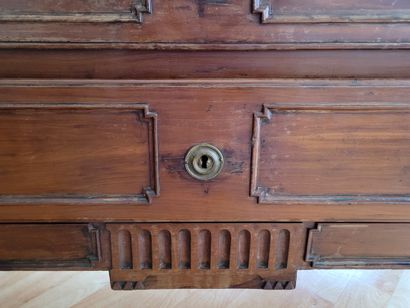 null Louis XVI chest of drawers. 18th century to be restored, in fruitwood opening...