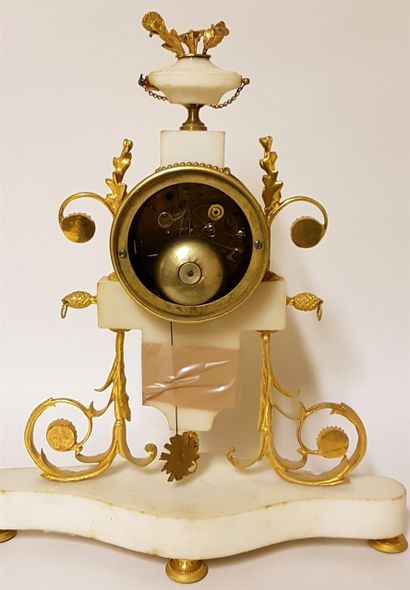 null Pendule XIXe siècle en marbre blanc et bronze doré avec au centre un médaillon...