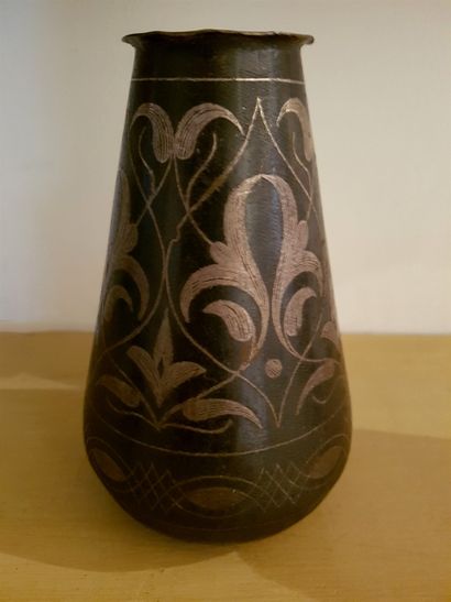null Vase extrême orient en dinanderie, hauteur 14 cm diamètre 9 cm