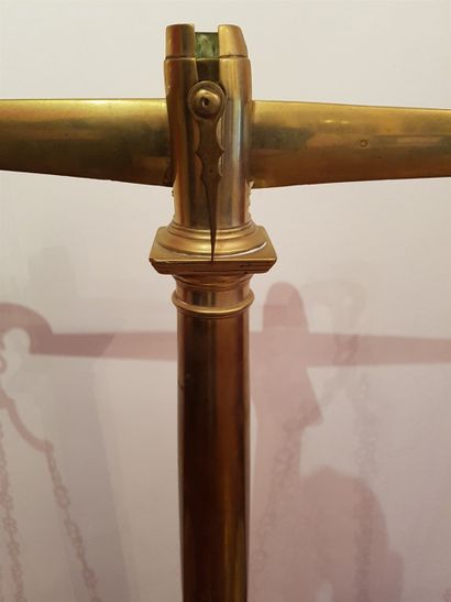 null Balance à fléau et bras égaux XIXe siècle en laiton haut. 76 cm envergure avec...