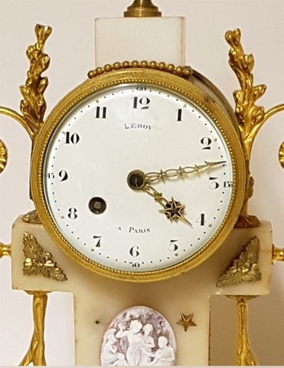 null 19th century white marble and gilt bronze clock with a Wedgwood medallion in...