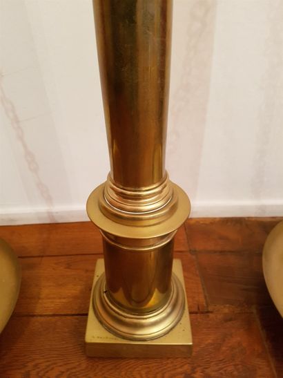 null 19th century brass balance with equal arms, height 76 cm, span with cups 82...
