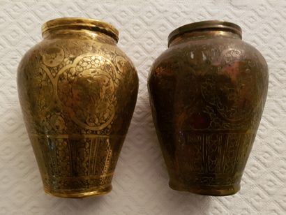 null Pair of middle eastern vases decorated with flowers and plants, height 11 cm,...