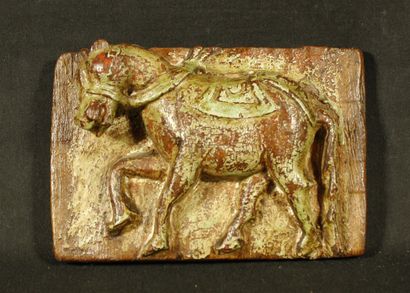 null Carreau en bois sculpté en relief d’un cheval. Décor de temple. Inde, début...