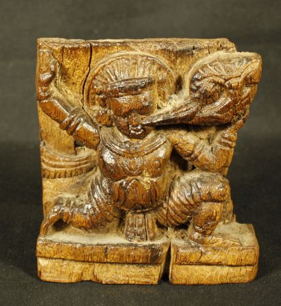 null Carreau en bois sculpté en relief d’un dieu. Décor de temple.

Inde, début du...