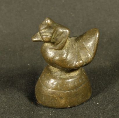null Poids à opium en bronze en forme de poule. Birmanie, début du XXe siècle, H...
