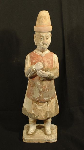 null Serviteur à tête amovible en terre cuite polychrome. Il est debout sur une base...