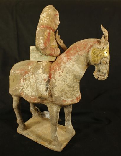 null Cavalier archer en terre cuite polychrome 



Chine ,dynastie Qi du Nord 550-577...