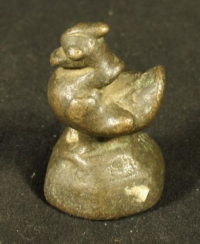 null Poids à opium en bronze en forme de canard. Birmanie début du XXe siècle,, H...