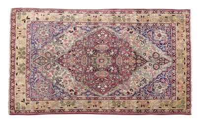 null KIRMAN carpet (Persia), late 19th century

Dimensions : 200 x 132cm

Technical...