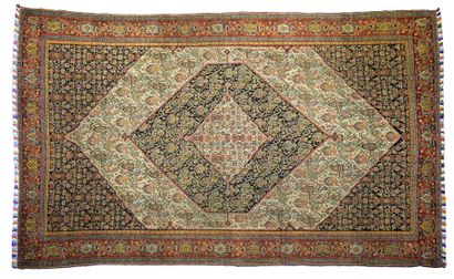 null Rare tapis SENNEH (Perse), fin du 19e siècle, tissé sur chaines en soie multicolores...