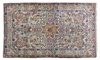 null Original tapis KIRMAN-LAVER (Perse), fin du 19e siècle

Dimensions : 220 x 135cm

Caractéristiques...