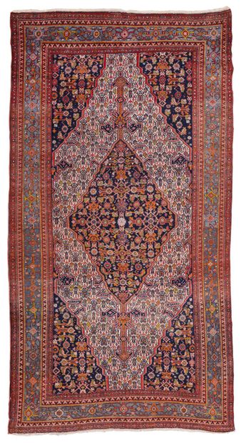 null Tapis MELAYER (Perse), fin du 19e siècle

Dimensions : 210 x 127cm

Caractéristiques...