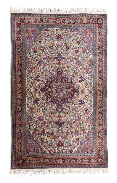 null SAROUK carpet, (Persia), early 20th century

Dimensions : 195 x 129cm

Technical...