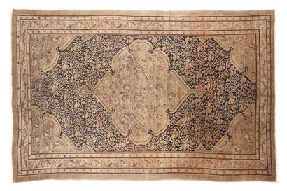 null Tapis MELAYER (Perse), fin du 19e siècle

Dimensions : 200 x 130cm

Caractéristiques...