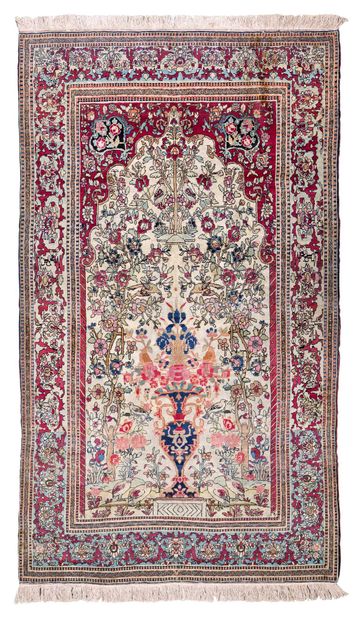 null ISPAHAN carpet (Persia), late 19th century

Dimensions : 234 x 144cm

Technical...