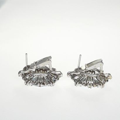 Paire boucles d'oreilles Topaze bleue - diamants pavage - PAIRE BOUCLES D'OREILLES...