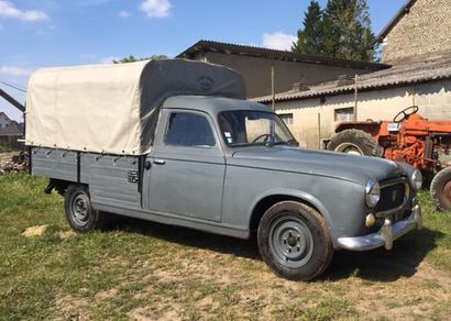 PEUGEOT 403 PICK-UP - 1960 
Rare vehicle in good condition for its age. Engine running...