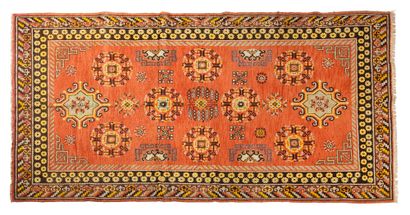  Tapis SAMARCANDE (Asie Centrale), fin du 19e siècle 
Dimensions : 276 x 135cm. 
Caractéristiques...
