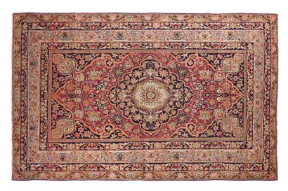 null Fin tapis KIRMAN-LAVER (Perse), tissé vers 1870

Dimensions : 209 x 135cm.

Caractéristiques...