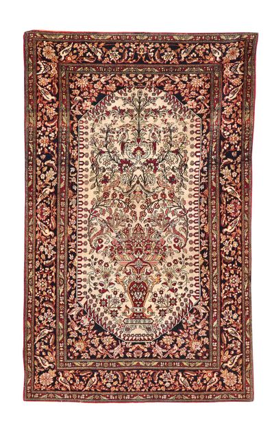 null ISPAHAN carpet (Persia), late 19th century

Dimensions : 204 x 131cm.

Technical...