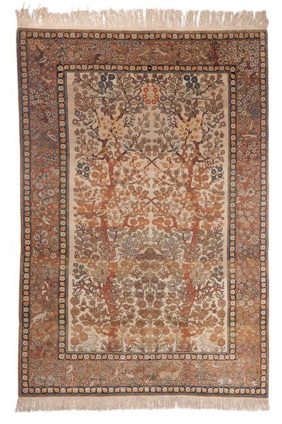 null ISPAHAN carpet (Persia), late 19th century

Dimensions : 190 x 130cm.

Technical...