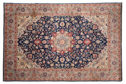 null SINO-ISPAHAN carpet (China), mid 20th century

Dimensions : 305 x 215cm.

Technical...