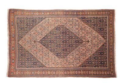 null SENNEH carpet (Persia), late 19th century

Dimensions : 200 x 125cm.

Technical...