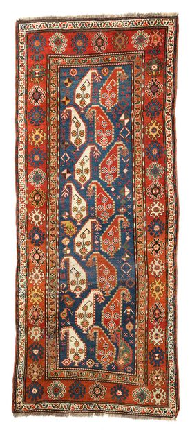 null Tapis KAZAK (Caucase), fin du 19e siècle

Dimensions : 237 x 105cm.

Caractéristiques...