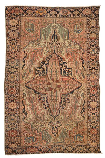  Tapis SAROUK (Perse), fin du 19e siècle 
Dimensions : 185 x 125cm. 
Caractéristiques...