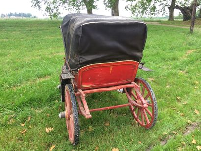 null Petite calèche avec sa capote pour poney, à restaurer