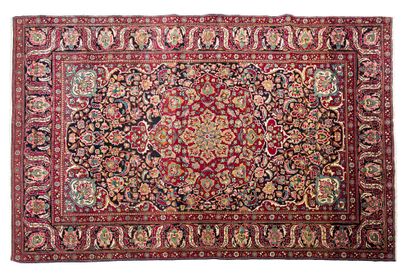  Élégant tapis TÉHÉRAN (Perse), fin du 19e siècle 
Dimensions : 233 x 141cm. 
Caractéristiques...