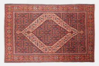  Tapis SENNEH (Perse), fin du 19e siècle 
Dimensions : 212 x 136cm. 
Caractéristiques...