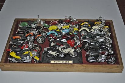 null Lot de 18 maquettes de motos Harley, BMW, etc.