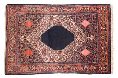 null SENNEH carpet (Persia), late 19th century

Dimensions : 197 x 135cm.

Technical...