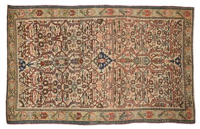 null SAROUK carpet (Persia), late 19th century

Dimensions : 156 x 105cm.

Technical...