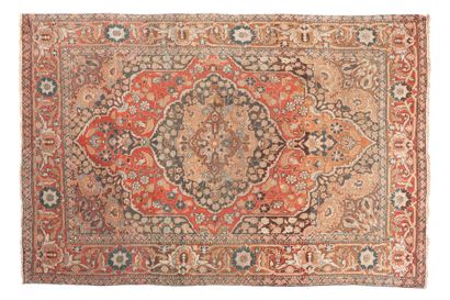 null TABRIZ carpet (Persia), 1st third 20th century

Dimensions : 165 x 115cm.

Technical...