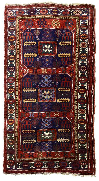  Tapis CHAJLI (Caucase), fin du 19e siècle 
Dimensions : 231 x 121cm. 
Caractéristiques...