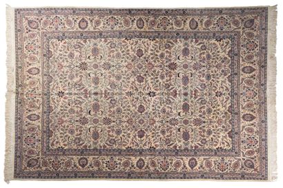 null SINO-ISPAHAN carpet (China), 3rd third of the 20th century

Dimensions : 366...