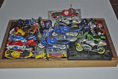 Lot de 18 maquettes de motos de compétit...