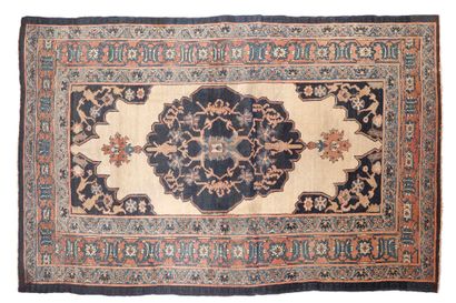 null MELAYER carpet (Persia), end of the 19th century

Dimensions : 190 x 135cm.

Technical...