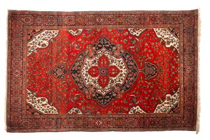 null SAROUK carpet (Persia), early 20th century

Dimensions : 198 x 128cm.

Technical...