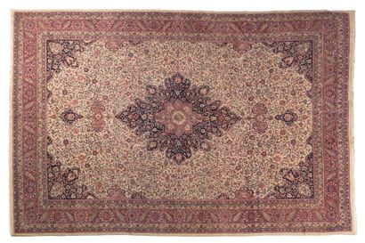 null SIVAS carpet (Asia Minor), early 20th century

Dimensions : 365 x 270cm.

Technical...