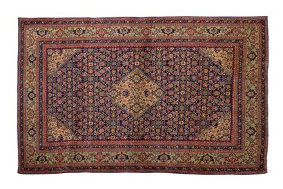 null Tapis TABRIZ, (Perse), début du 20e siècle

Dimensions : 194 x 139cm.

Caractéristiques...