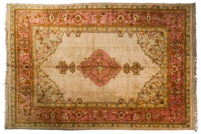 null BOURLOU carpet (Asia Minor), early 20th century

Dimensions : 390 x 290cm.

Technical...