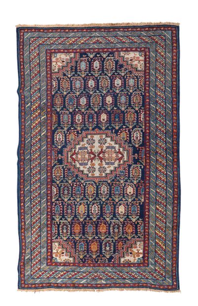  Elegant HILLA carpet (Caucasus), late 19th century 
Dimensions : 180 x 130cm. 
Technical...