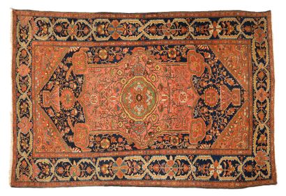  Tapis SAROUK (Perse), fin du 19e siècle 
Dimensions : 154 x 107cm. 
Caractéristiques...