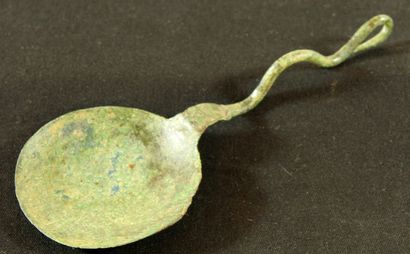 null Small bronze ladle with wavy handle. Roman period III century L :12,2cm. Collection...