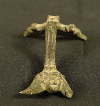 null Bronze handle decorated with a face framed with leaves. Roman art II-III century...